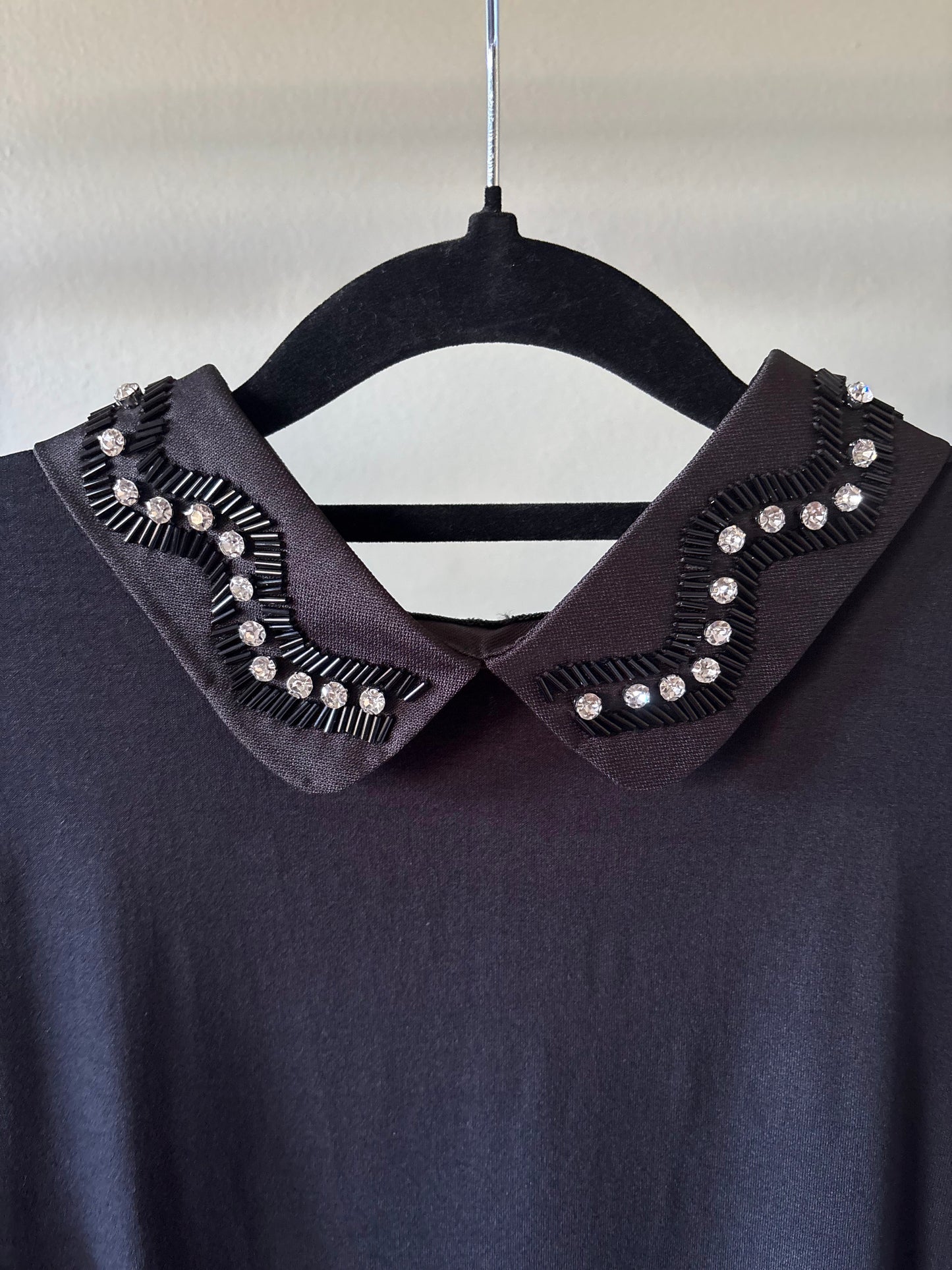 POLERA CON CUELLO Y BRILLOS