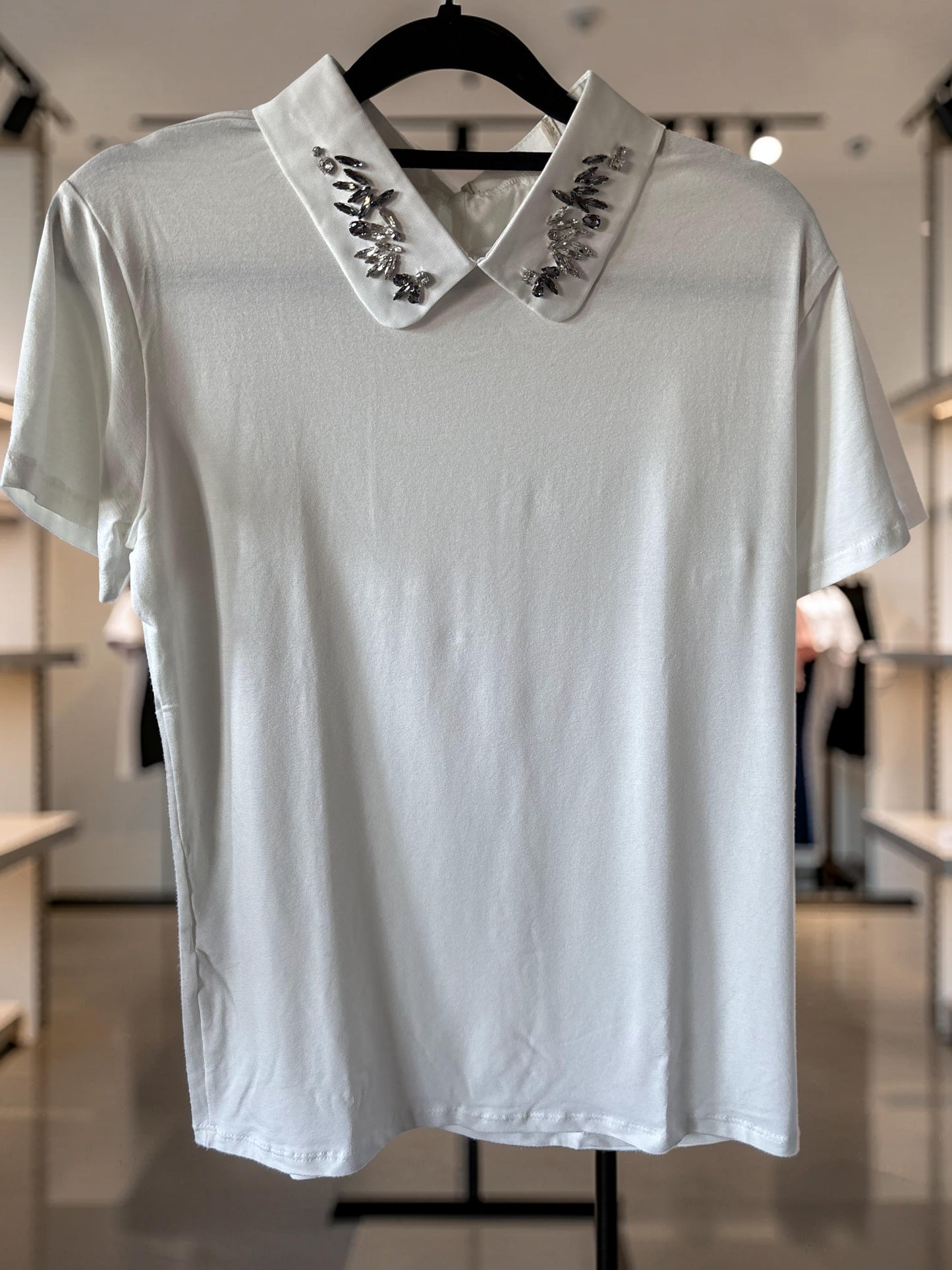 POLERA CON CUELLO Y BRILLOS