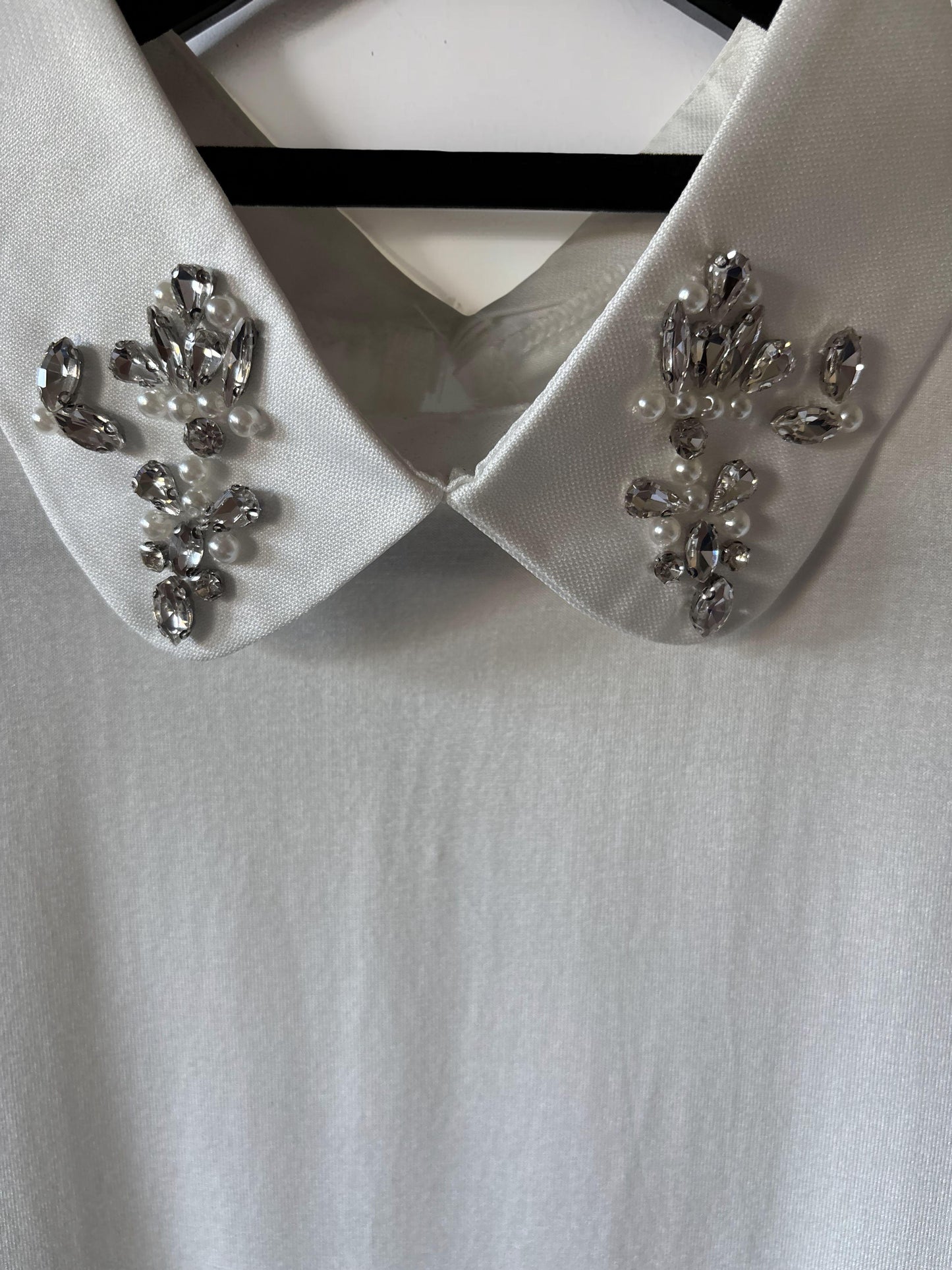 POLERA CON CUELLO Y BRILLOS