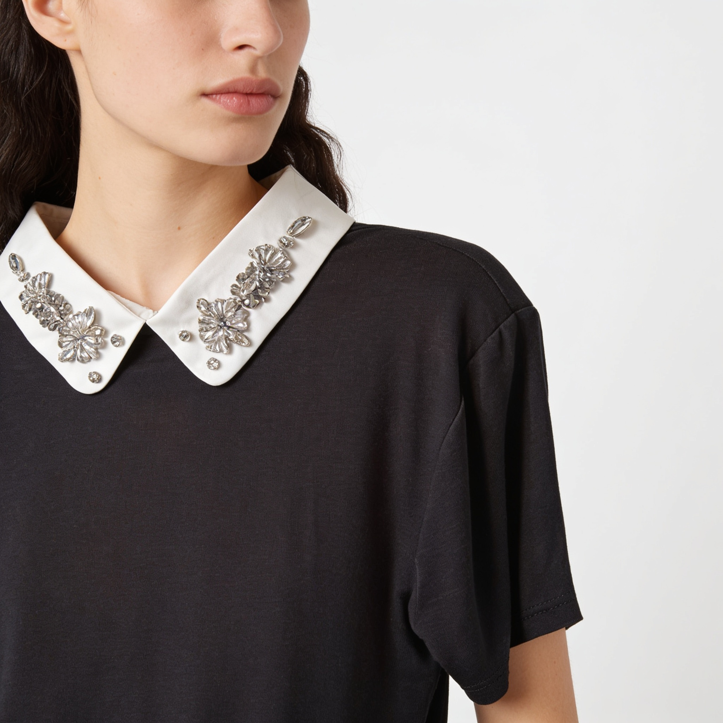 POLERA CON CUELLO Y BRILLOS
